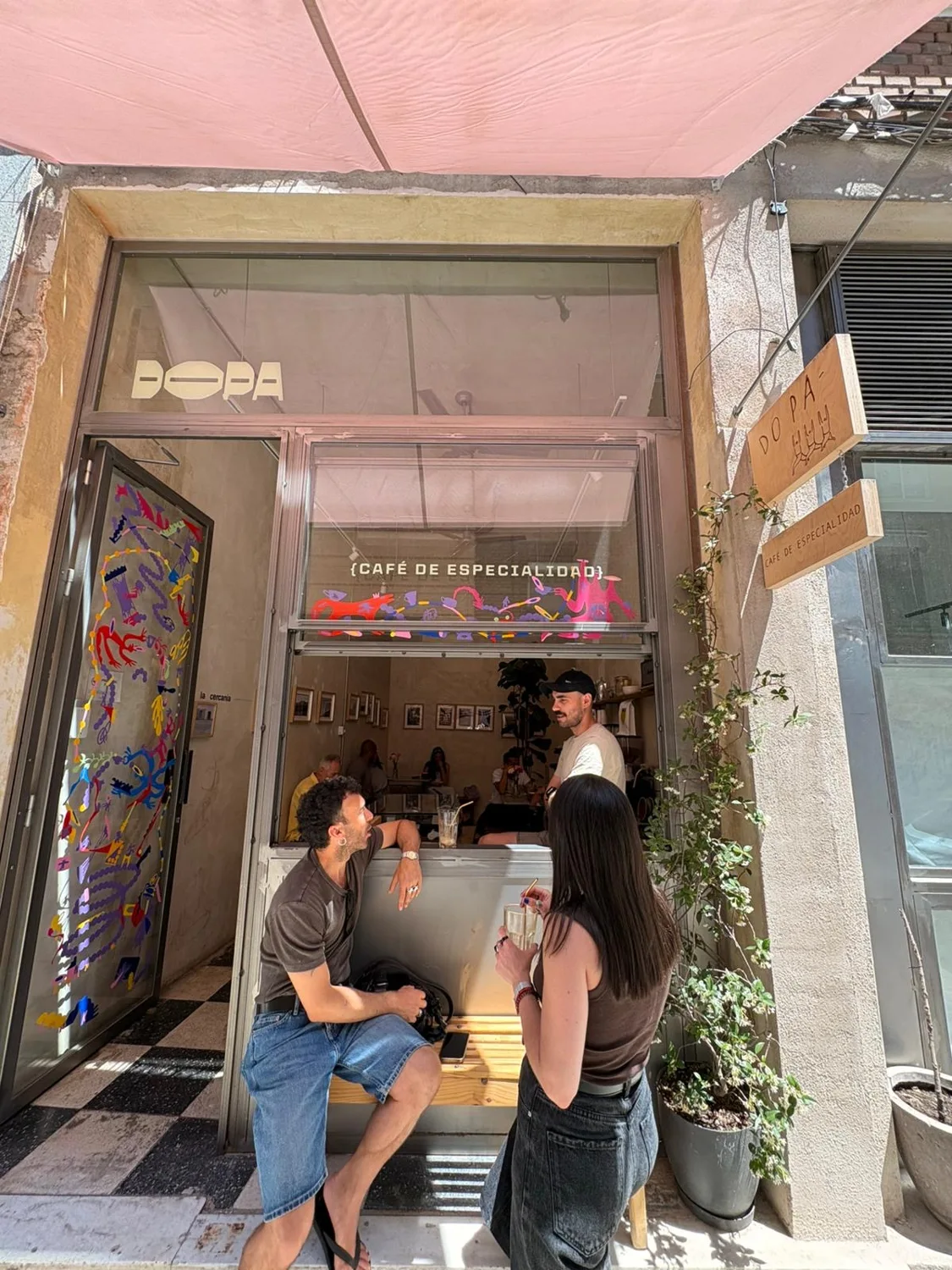 Personas conversando a la entrada de DOPA