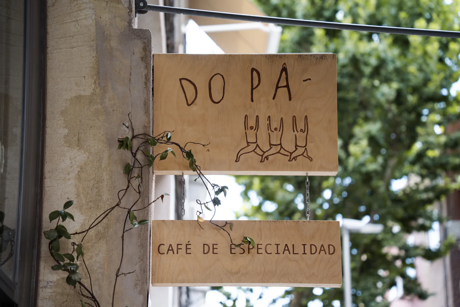 Carteles de DOPA y café de especialidad en la entrada