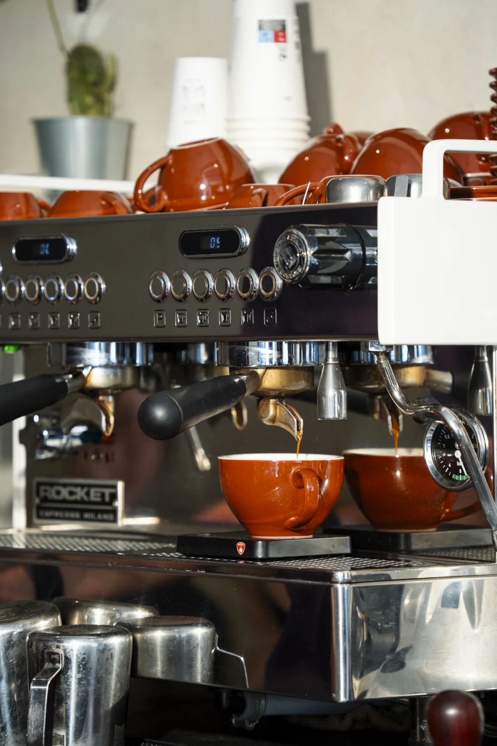 Extracción de espresso en las tazas de DOPA