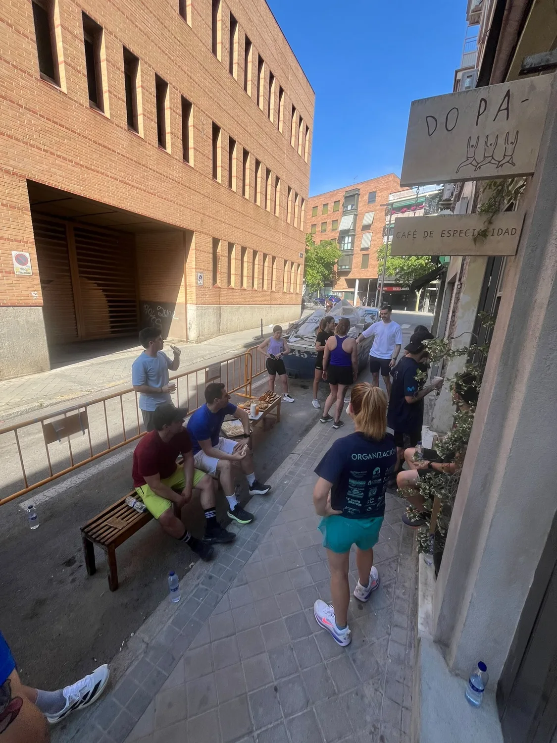 Encuentro del Running Club frente a la cafetería