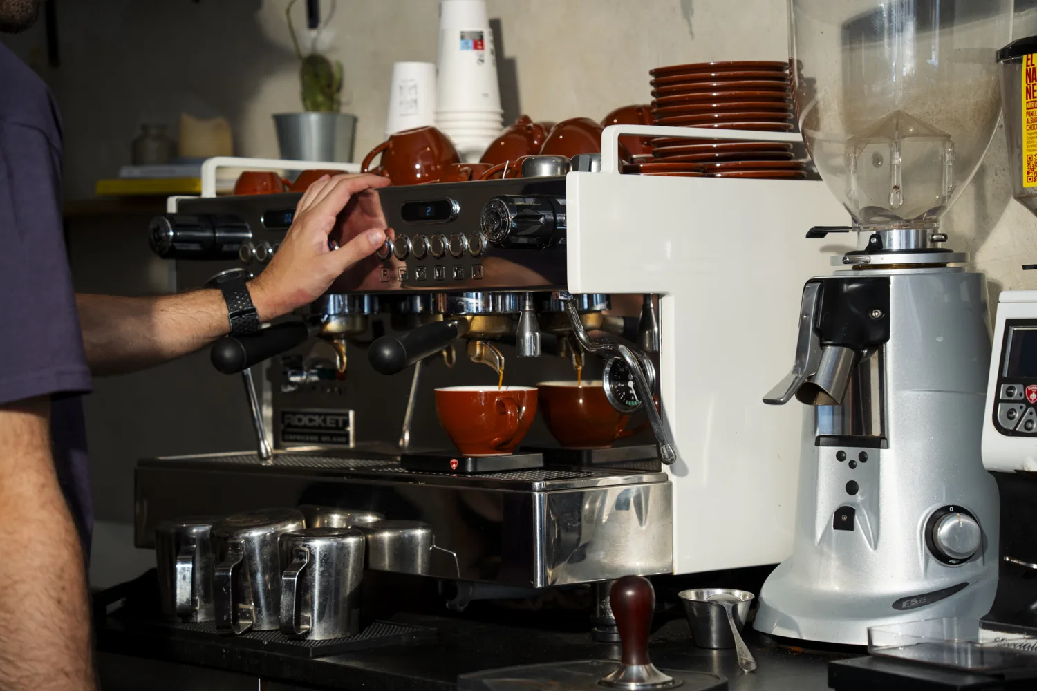 Preparando café en la máquina espresso de DOPA